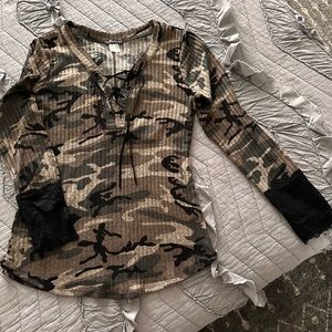 Venus - camo top with lace cuff detailing